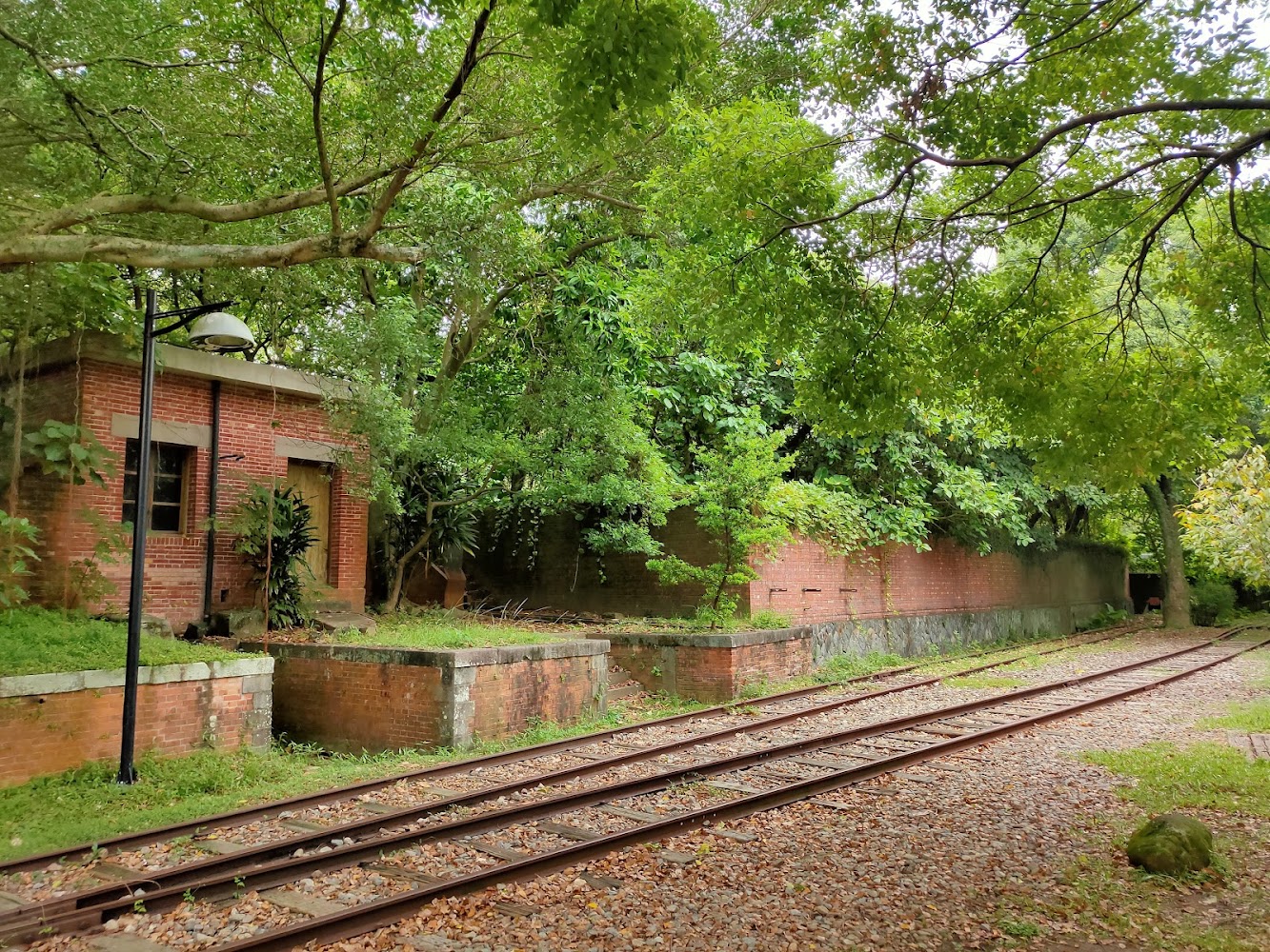 淡水文化園區－殼牌倉庫鐵道遺跡與綠樹