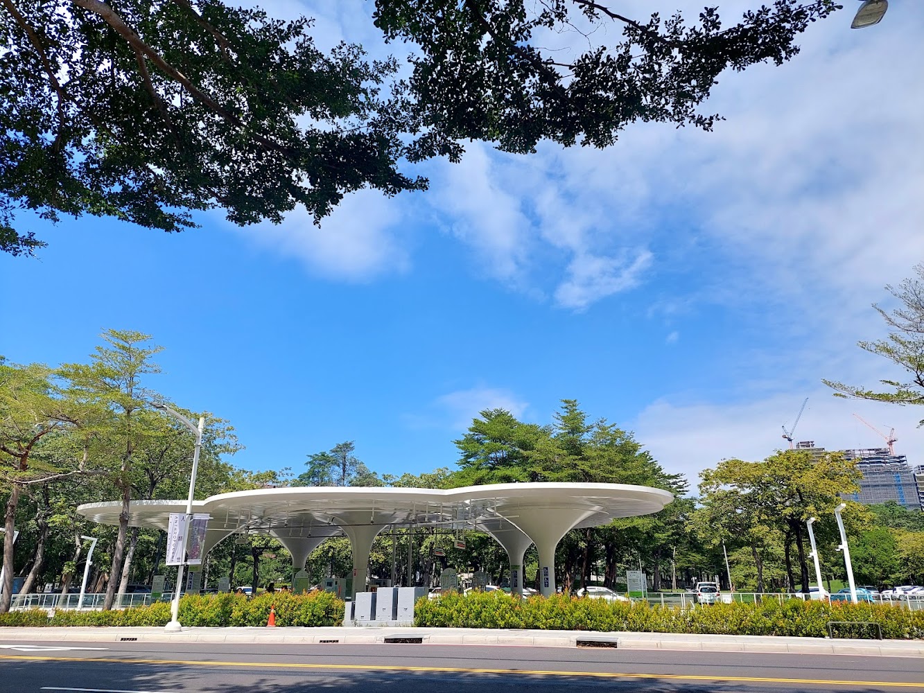 造型獨特的大型白色棚架建築 surrounded by greenery