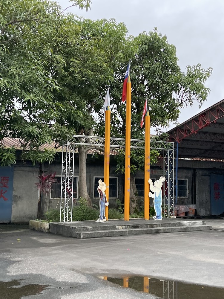 三根巨大的黃色鉛筆與兔子造景，充滿童趣。
