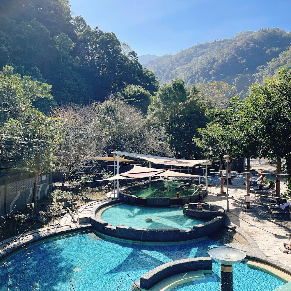 錦屏美人湯館露天溫泉池與山景