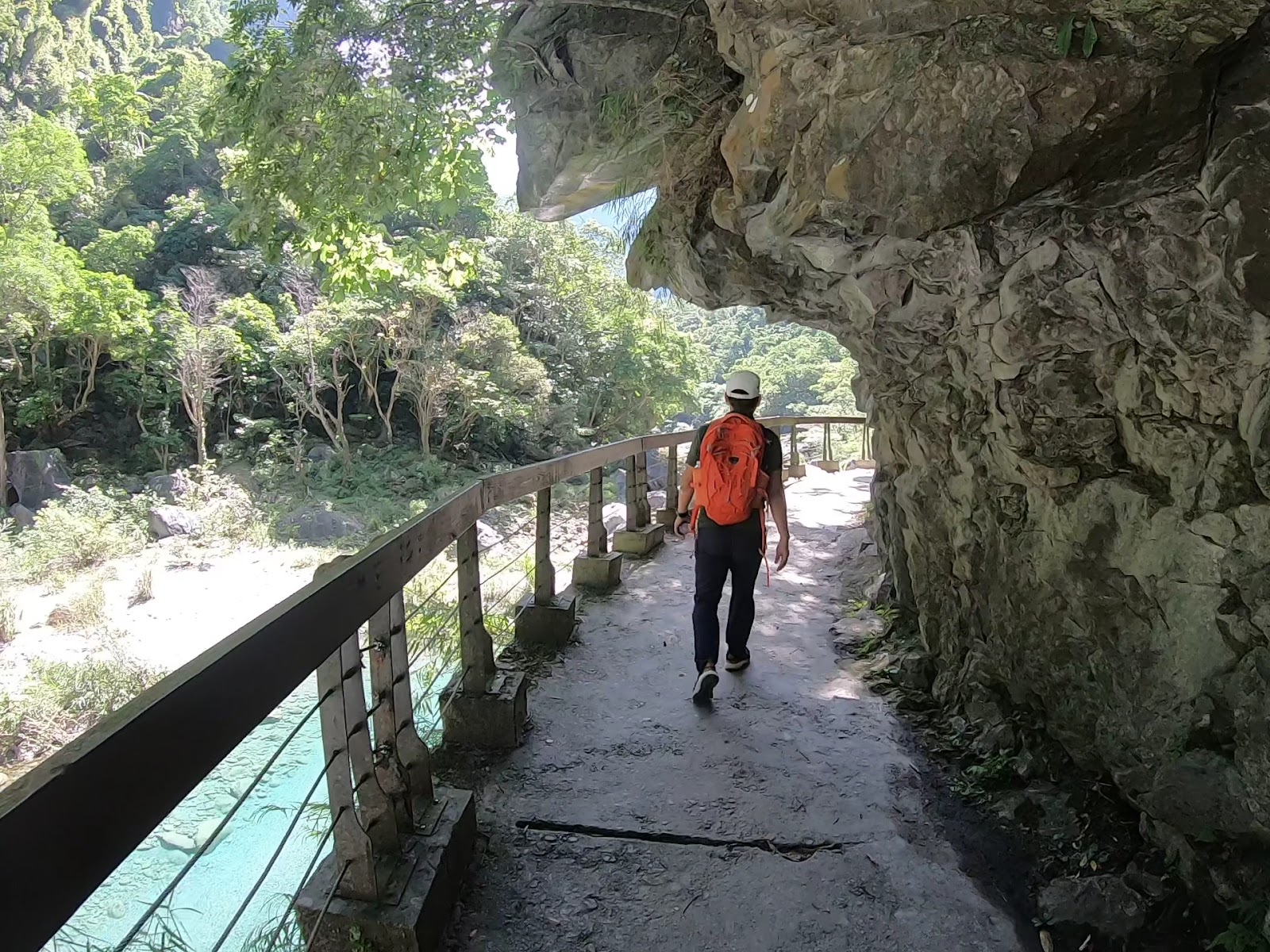 砂卡礑步道健行遊客，太魯閣峽谷步道自然生態景色