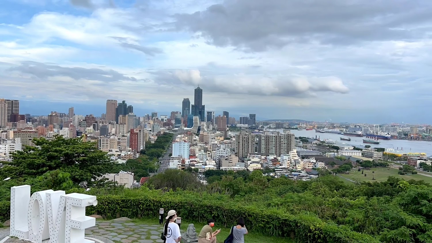 壽山觀景台LOVE裝置與港都市景