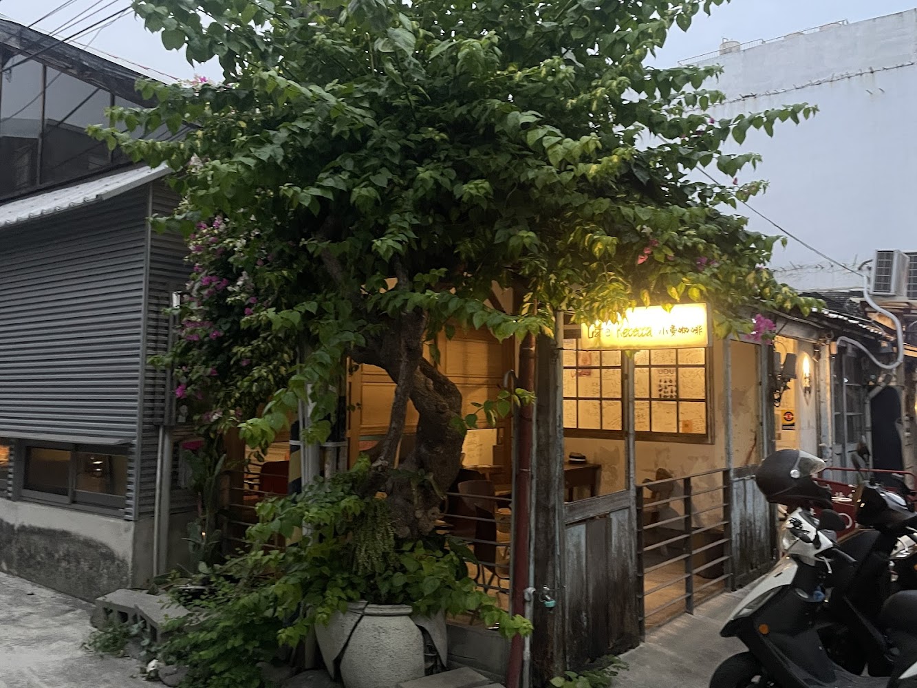 小曼咖啡店門口懷舊外觀