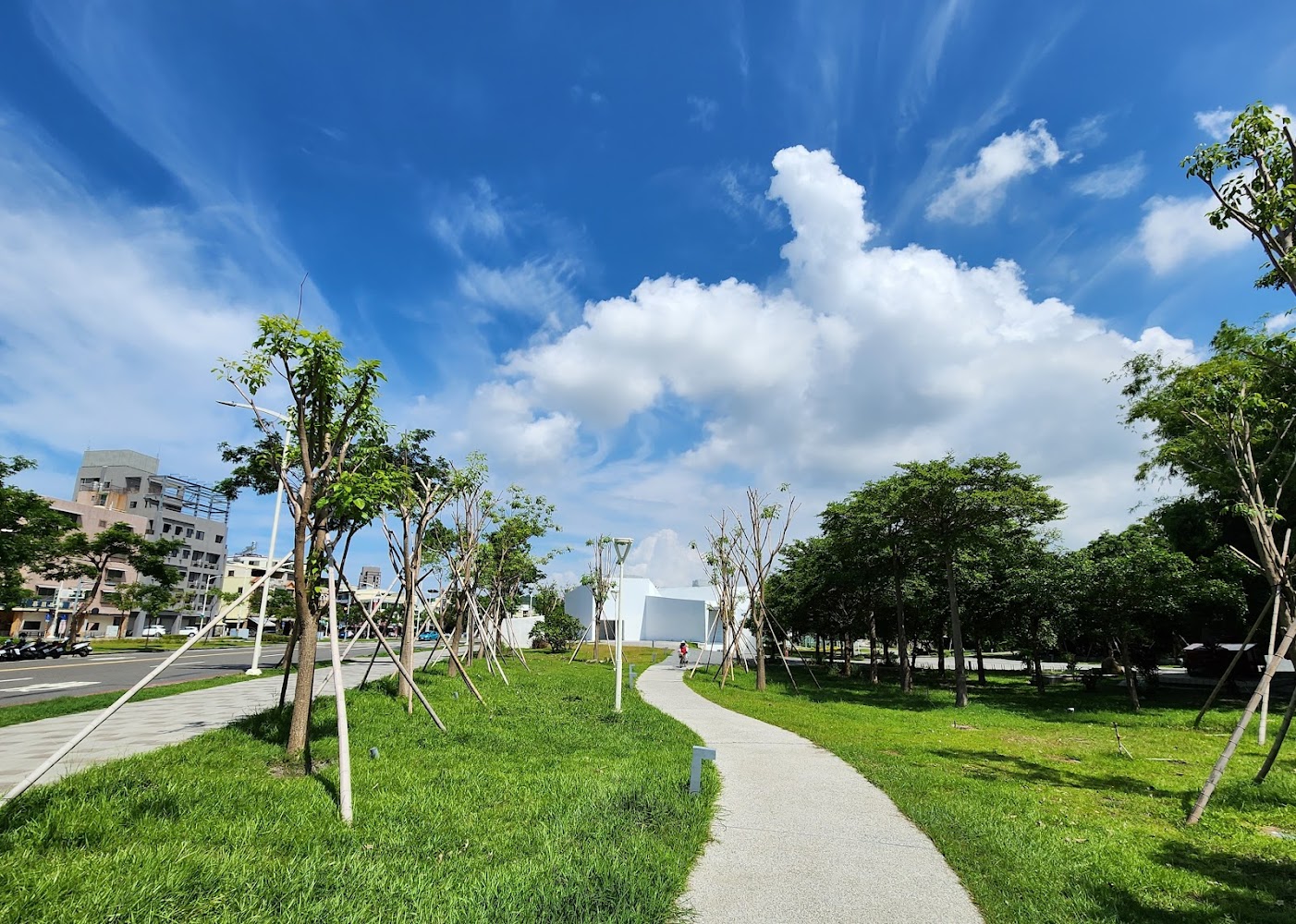 高雄市立美術館周邊草地步道與建築