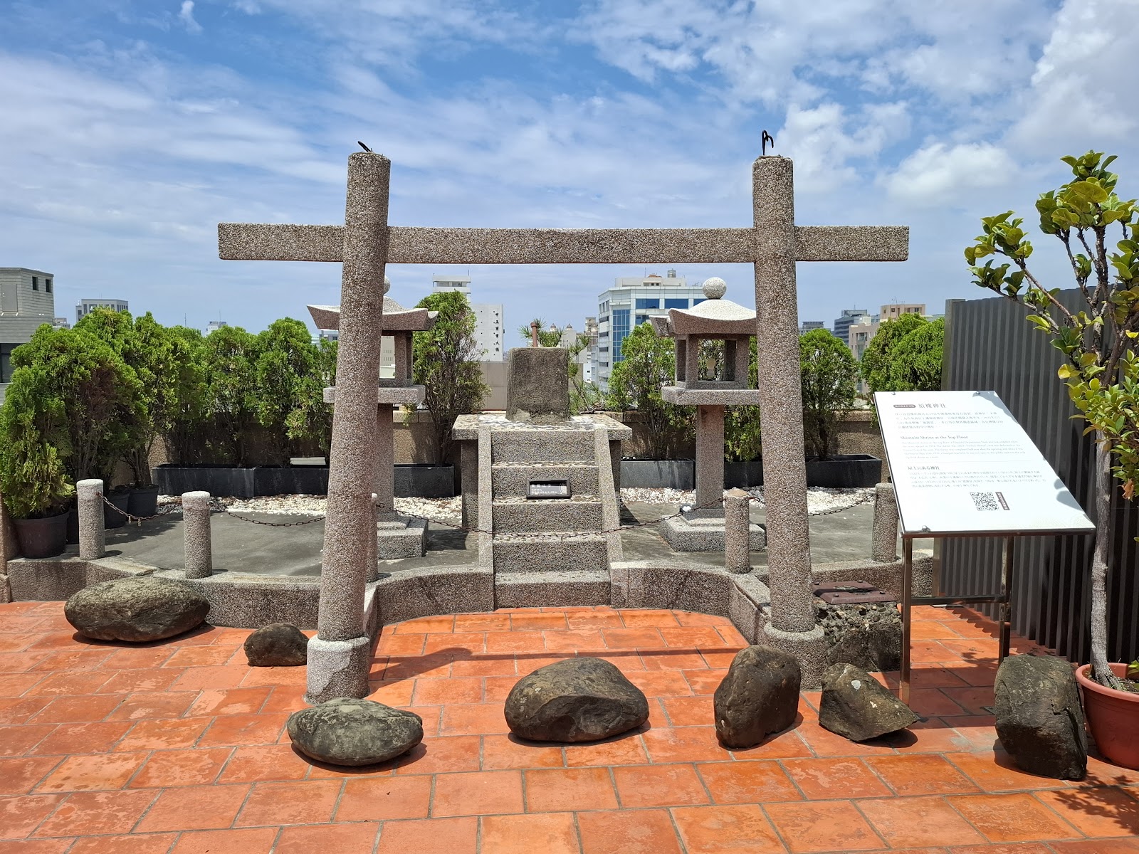 赤嵌樓院內保存的日治時代石造鳥居遺跡,礫石鋪地,一旁有歷史解說牌