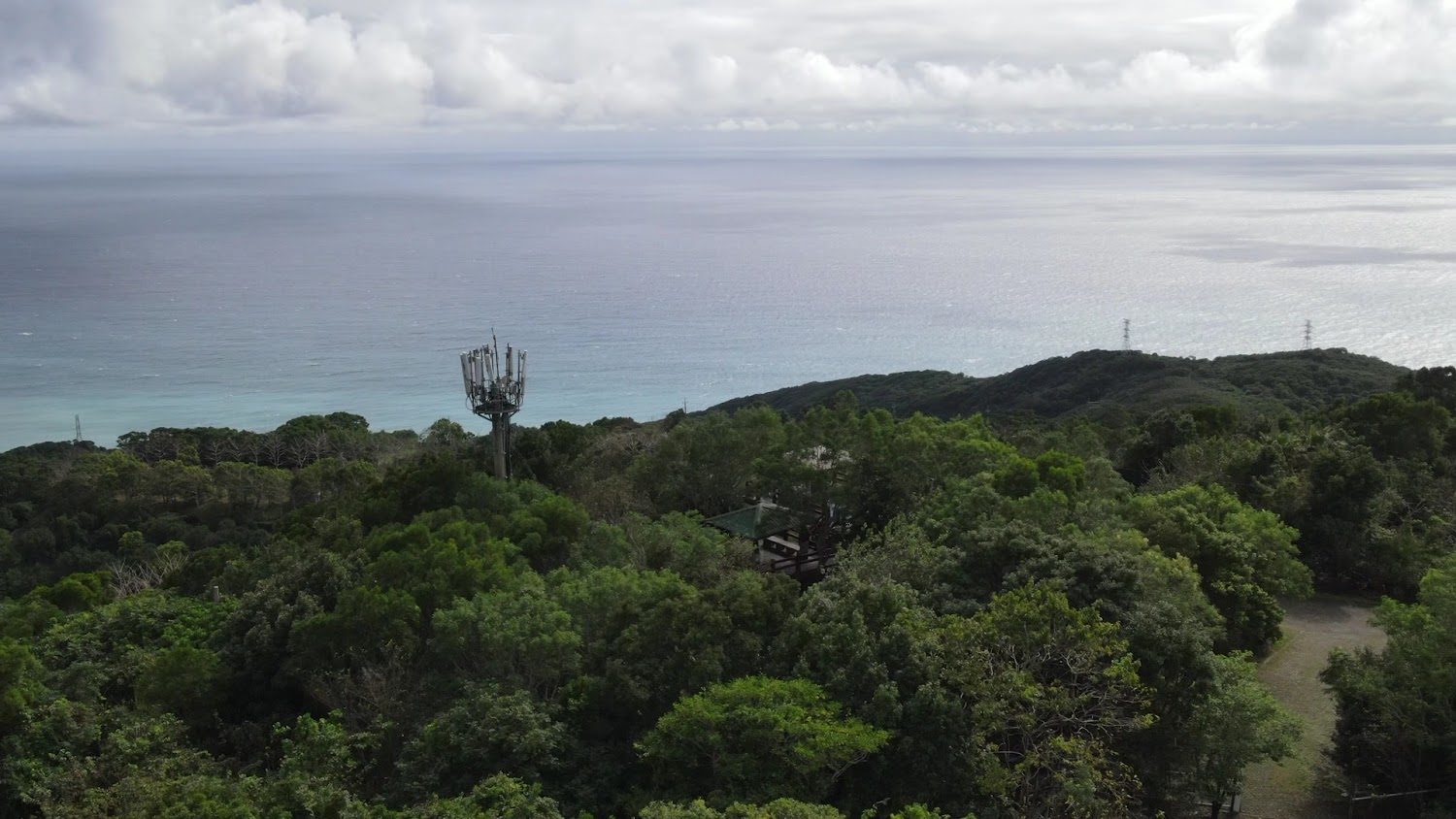 巴塱衛山山頂遠望海岸與通訊塔景觀