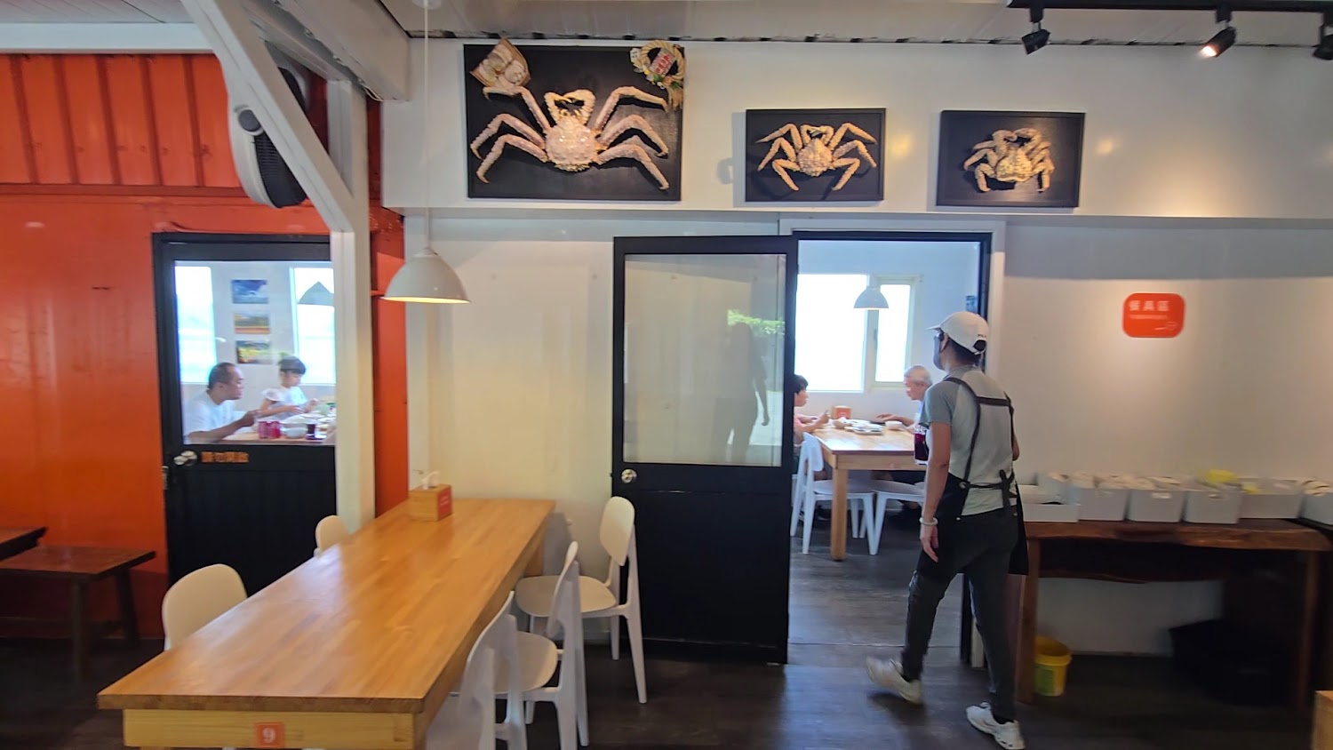 店內木桌椅與螃蟹主題裝飾