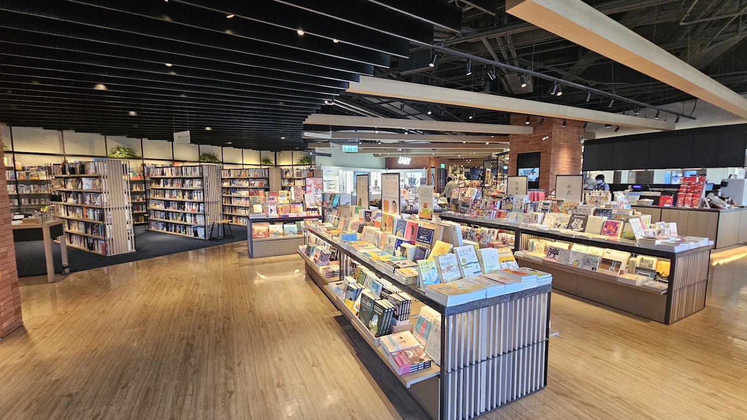 蔦屋書店高雄大立店寬敞書區