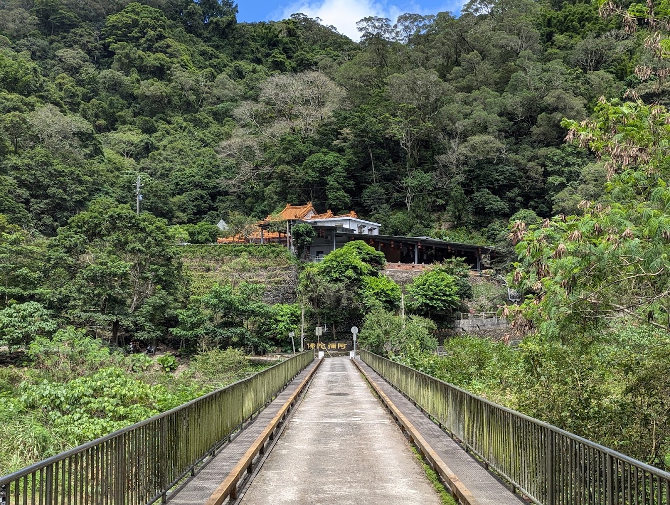 通往佛光山靈山寺的人行天橋