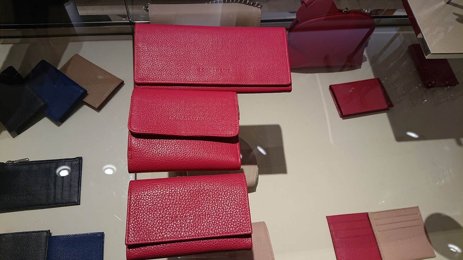 Longchamp 台中三民店展示多款紅色與中性色皮夾卡夾