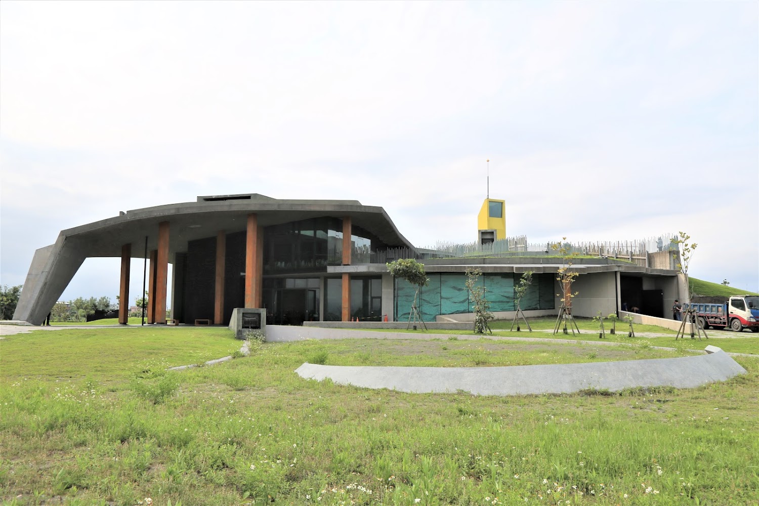 現代建築與大片草地全景