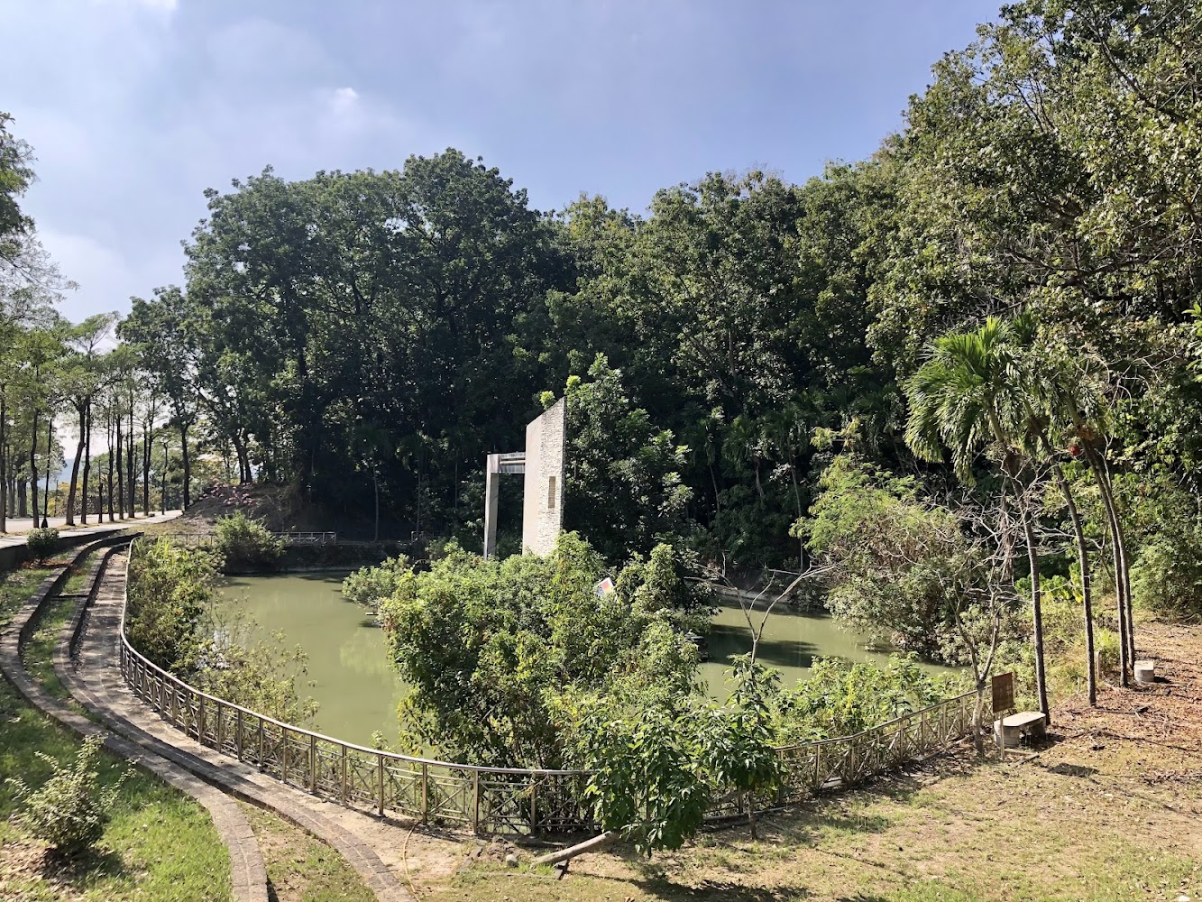 幻濂湖小池塘與欄杆步道遠景