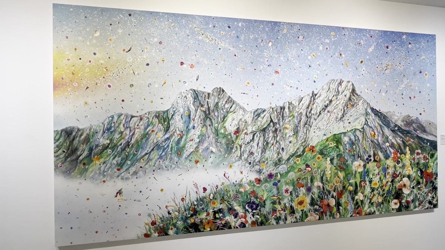色彩繽紛的山景畫作，前景野花繁茂，畫面夢幻