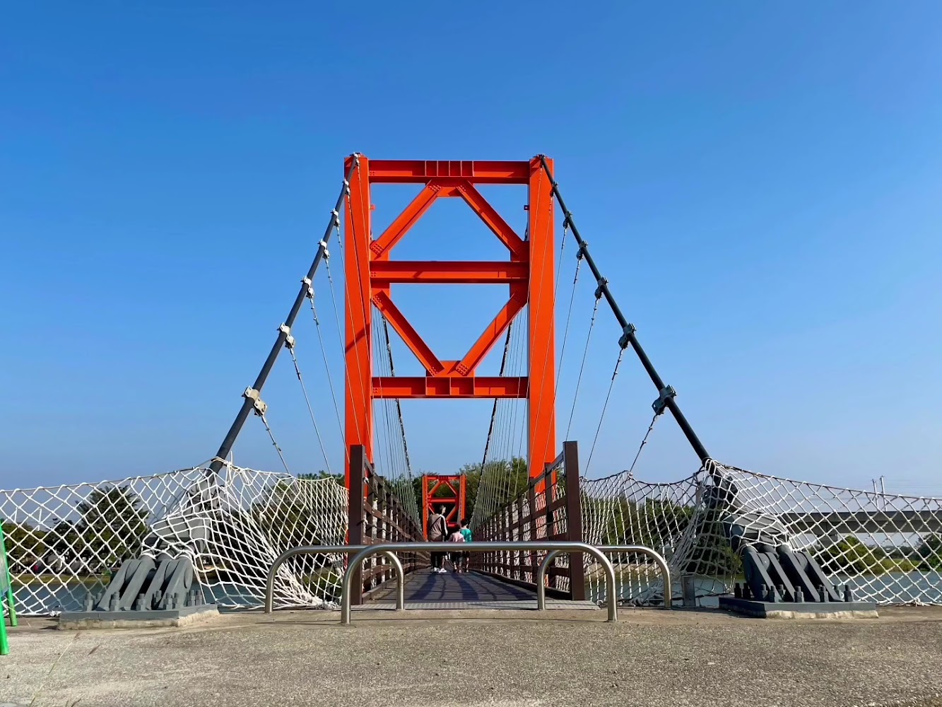 葫蘆埤自然公園橘色吊橋近景與藍天