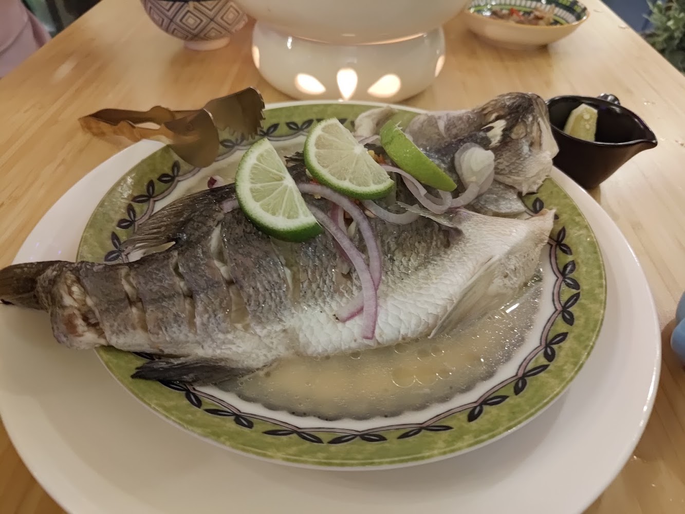 Luna庭苑清蒸魚搭檸檬片與洋蔥絲