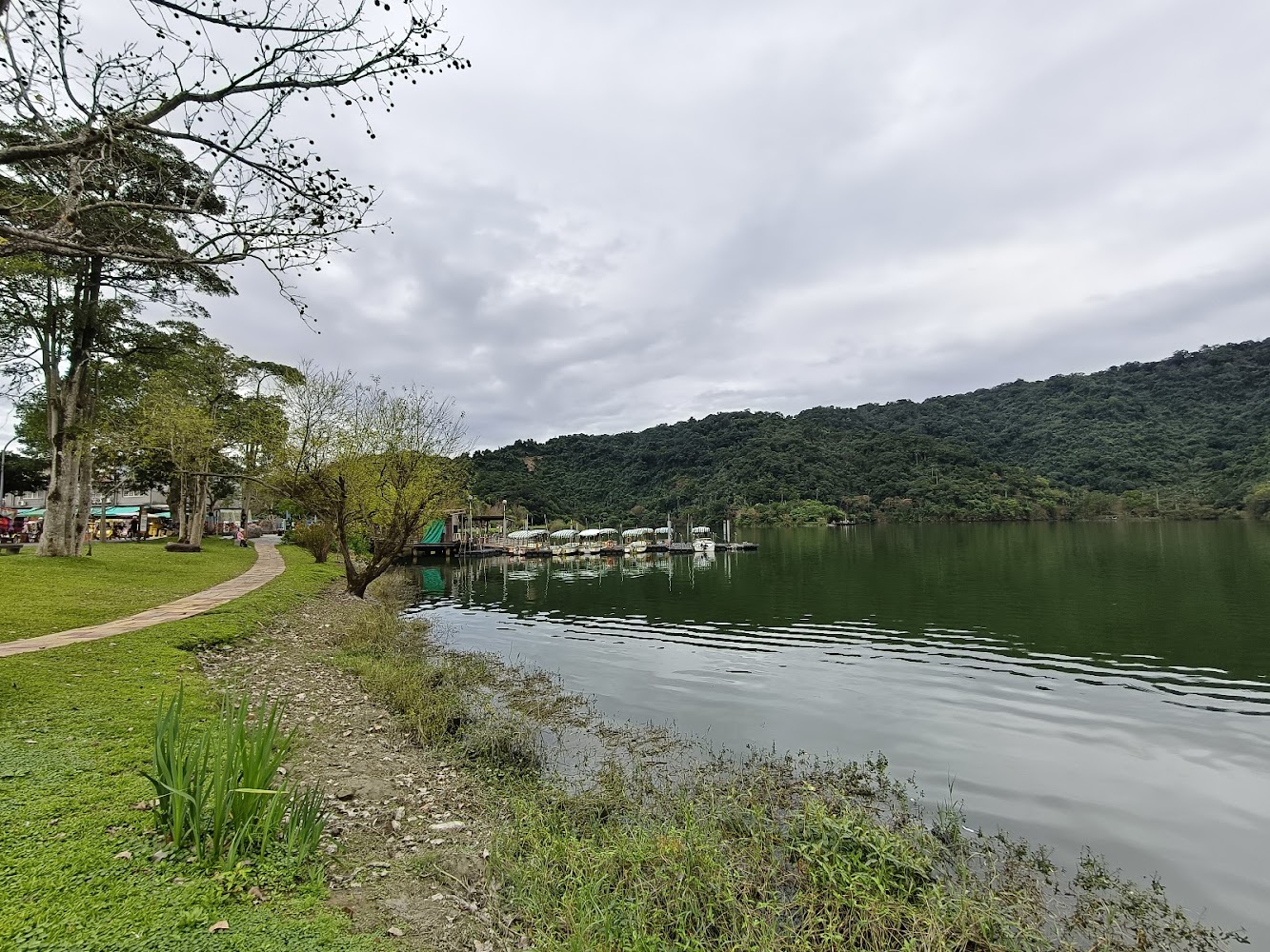 湖邊草地步道與停泊小船