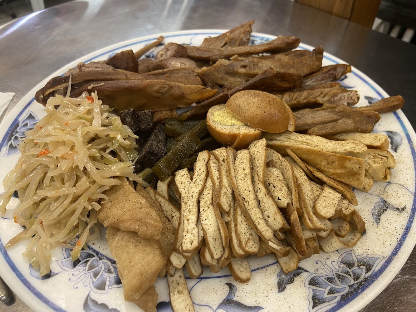豐富滷味拼盤包含豆干豬頭皮鴨蛋海帶百頁豆腐豆皮等