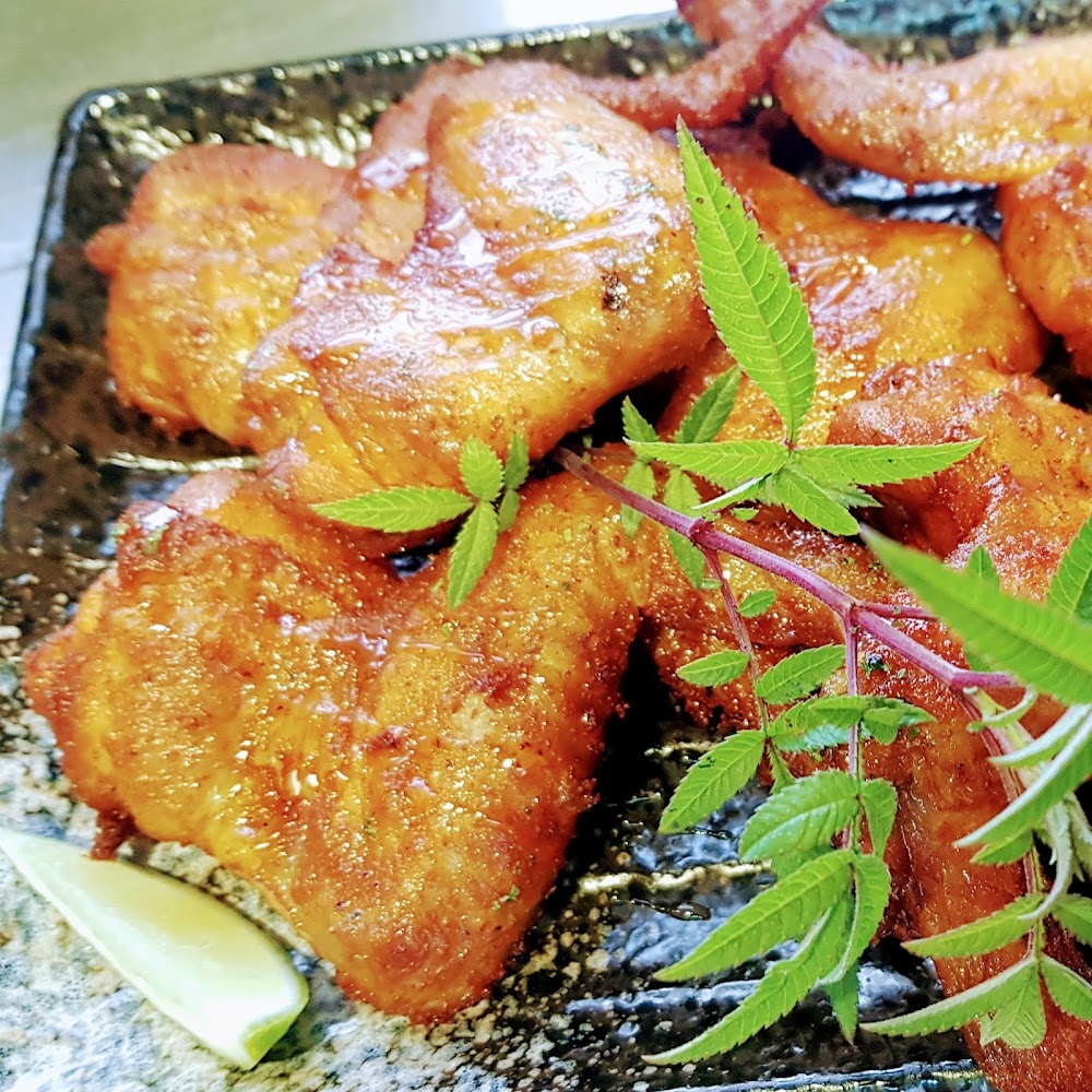金黃酥脆的炸雞翅，搭配檸檬角和新鮮香草葉