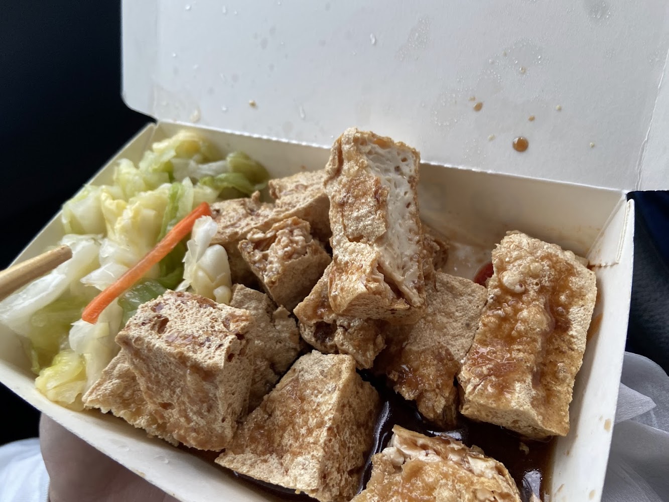 外帶盒裝臭豆腐搭配泡菜