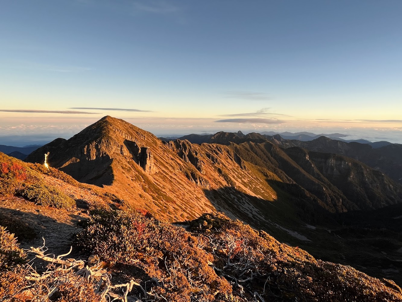 雪山稜線夕照與金黃色山峰