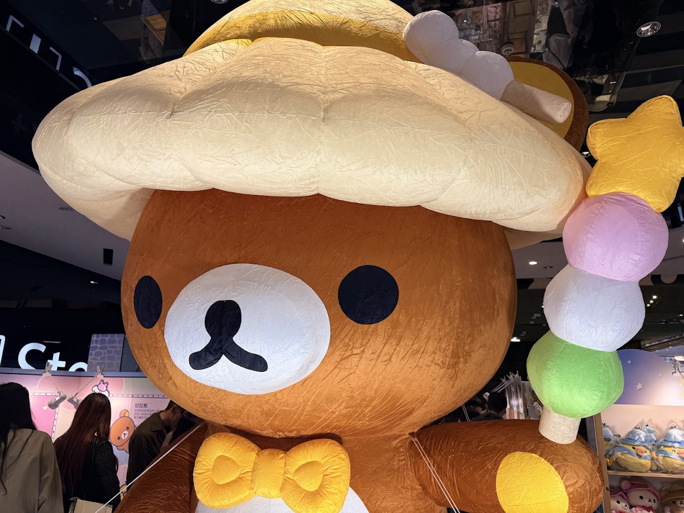 新光三越A11角色展熊玩偶裝置