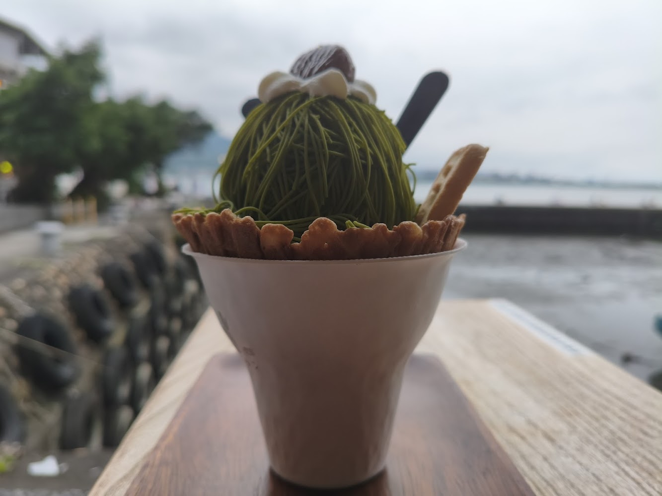 之藍じらん 抹茶販売店抹茶蒙布朗甜點與河景背景