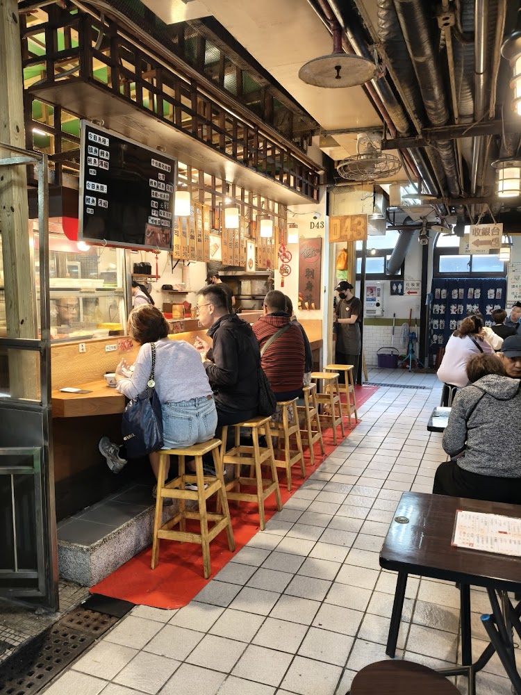 市場內小吃店吧台與用餐區
