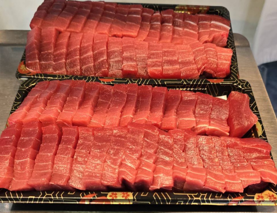 黑色托盤盛裝新鮮鮪魚生魚片切片