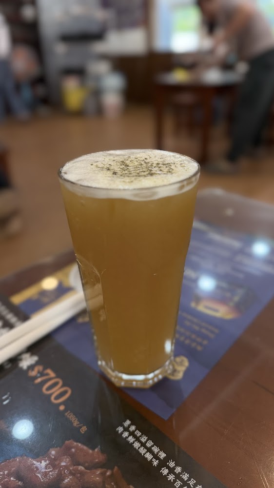 帶有泡沫的冰茶飲品