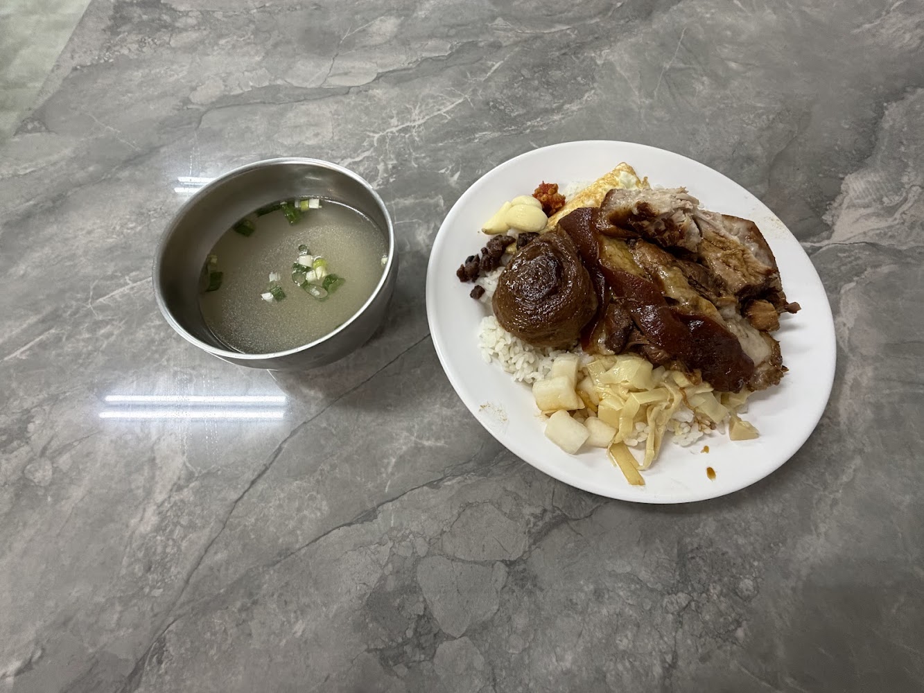 鳳腿庫飯豬腳飯與清湯套餐
