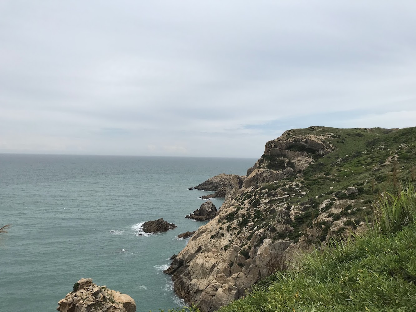 神祕小海灣沿岸岩石峭壁與海景