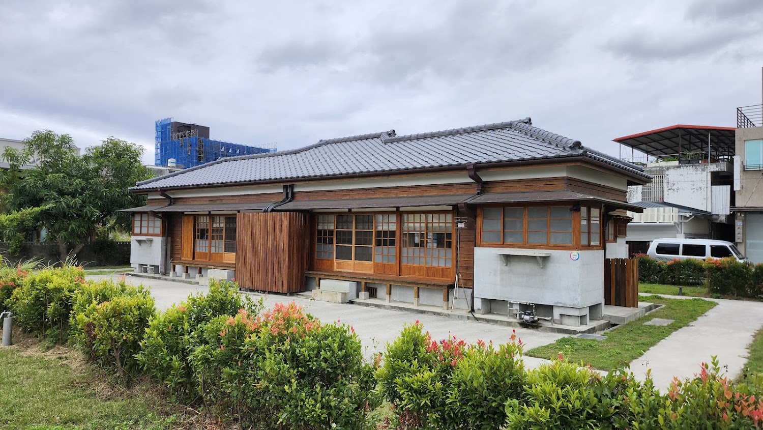 北町日式宿舍建築群,灰瓦木造建築被綠植環繞