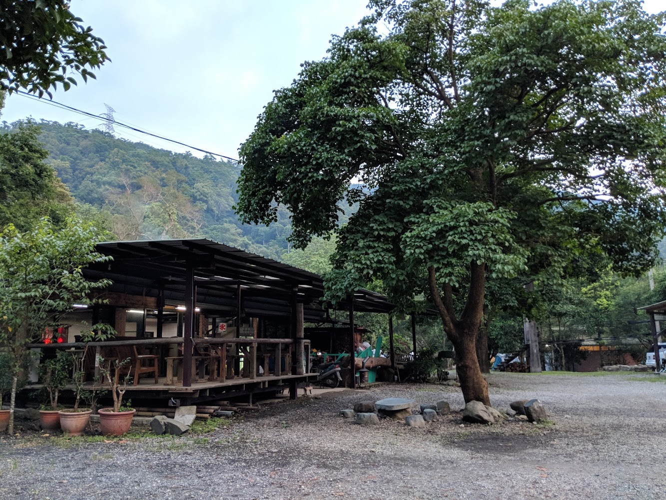 綠野山林成家營地木造涼亭與山林環境