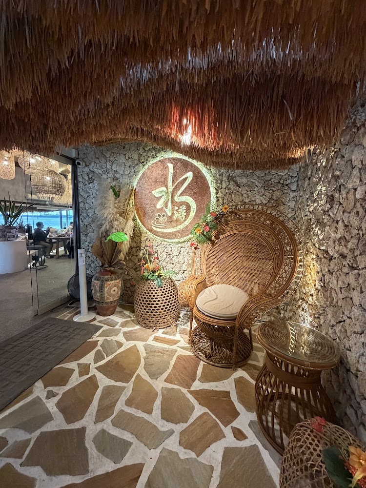 自然風格室內角落與大型圓形招牌