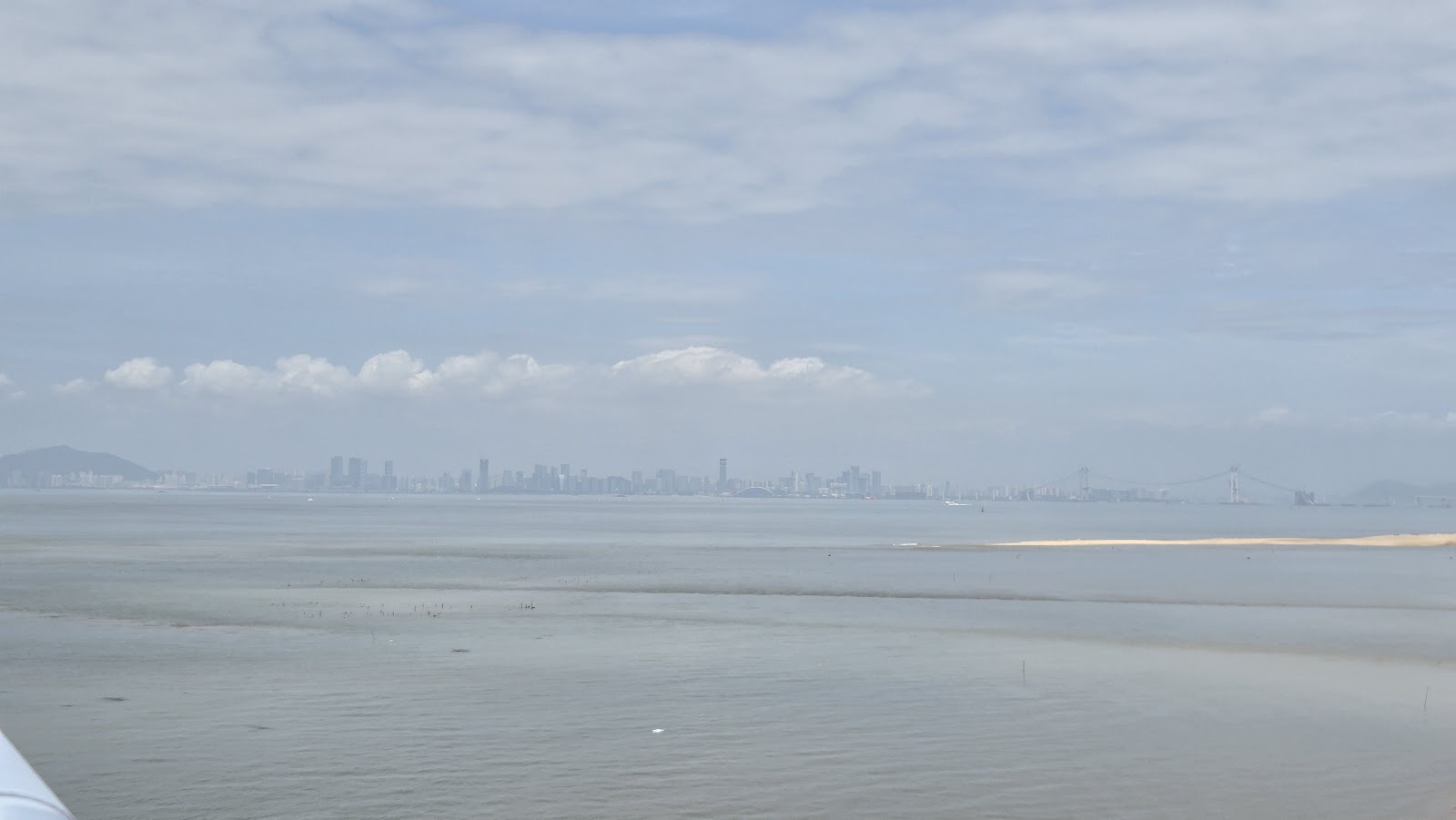 金門海邊平靜海面遠眺廈門天際線台灣離島景觀