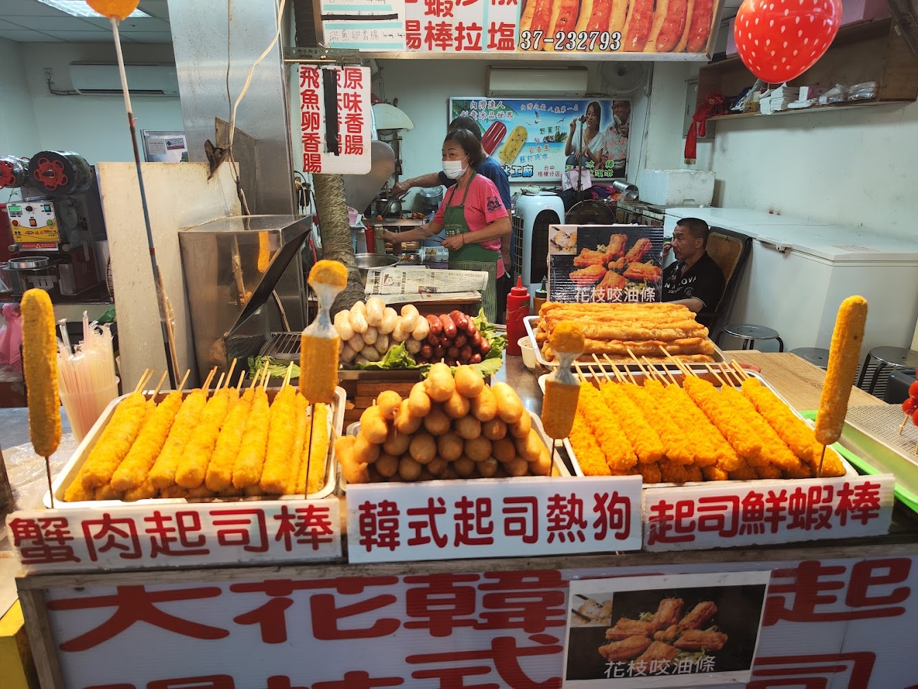 夜市小吃攤販售各式炸物串
