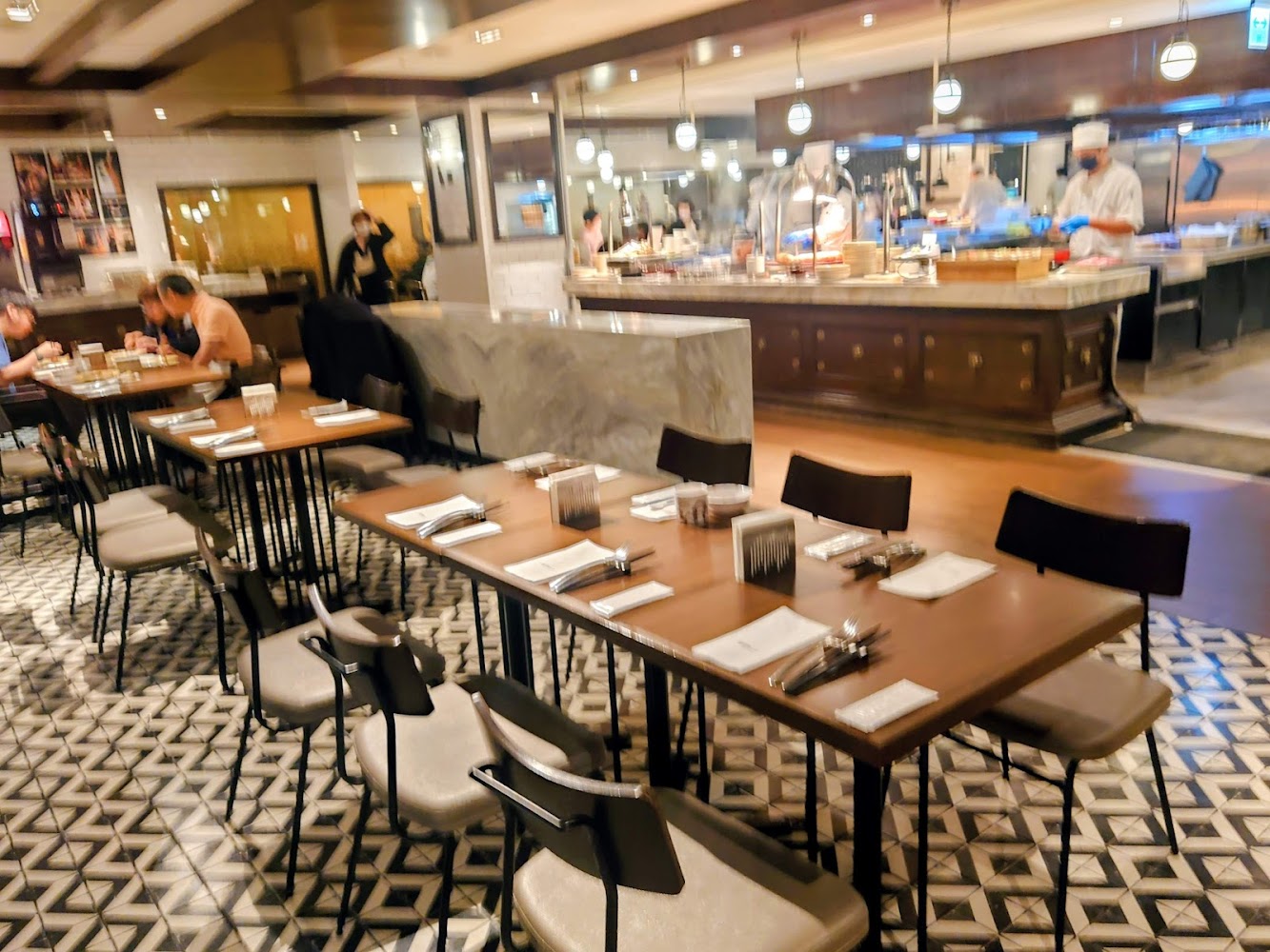 鉑麗安餐廳用餐區與開放式廚房