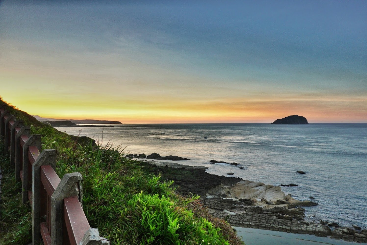 八斗子海濱公園夕陽時分與欄杆海景