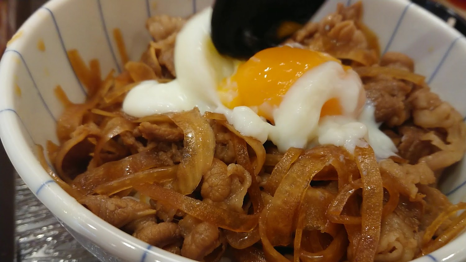 牛洞台北萬隆店招牌牛丼搭配溫泉蛋與牛肉片