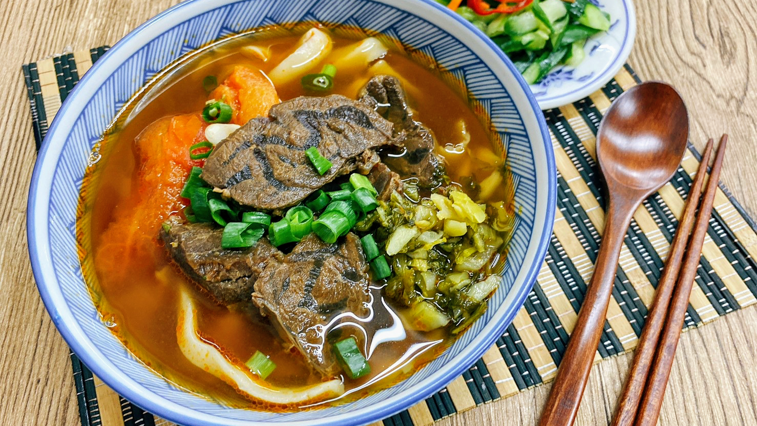 大個子刀削麵牛肉麵近拍