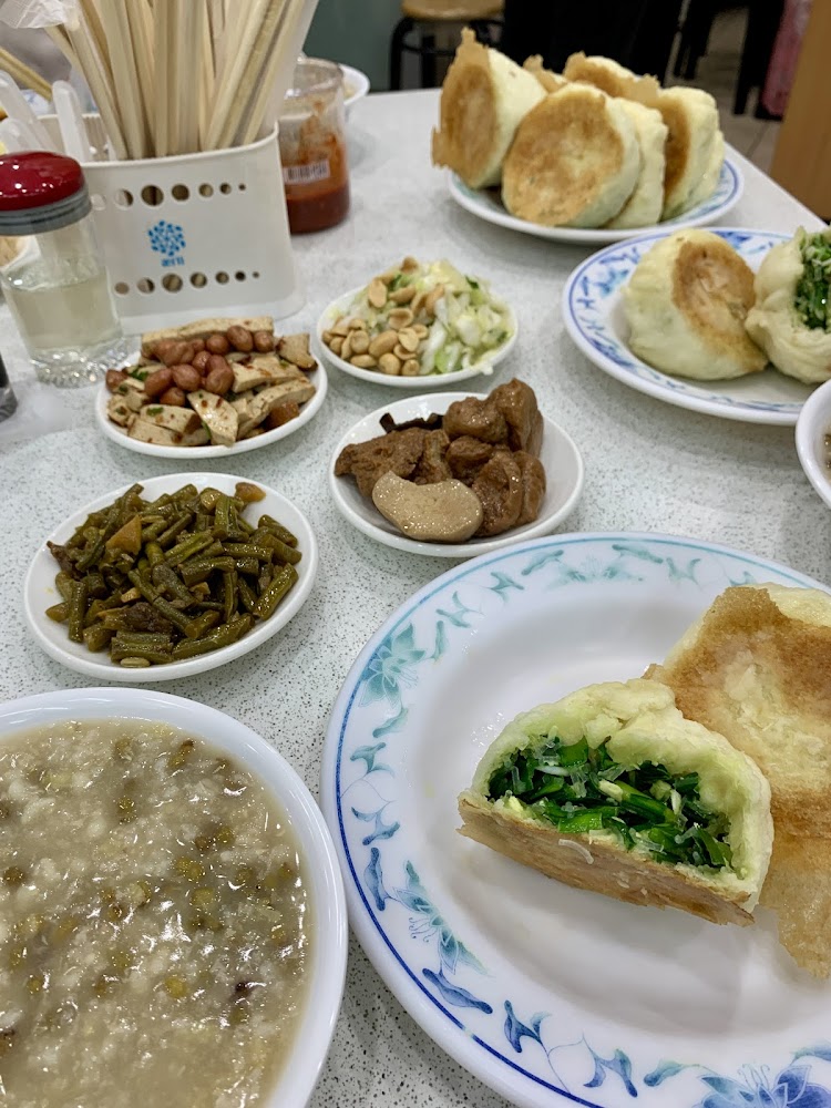 張記韭菜水煎包桌上餐點與小菜