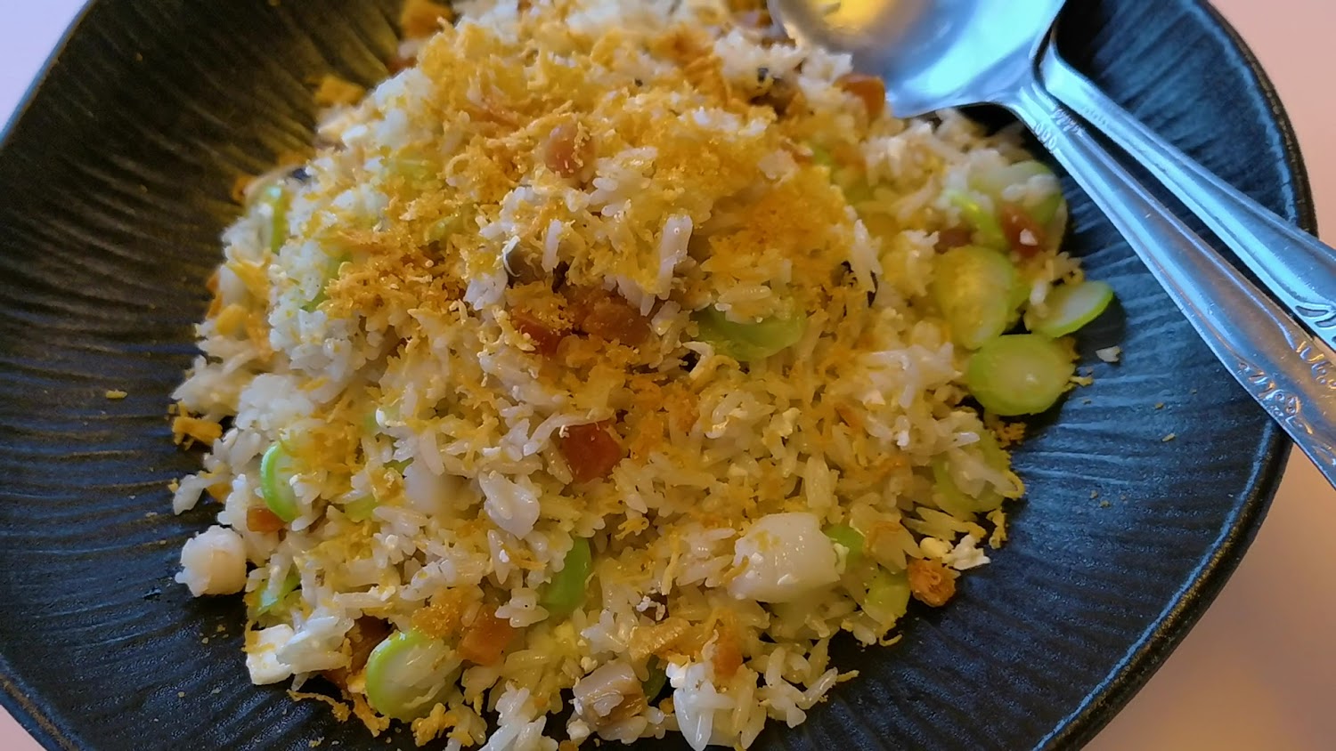 炒飯裡有蝦仁蛋碎蔥花與臘腸丁