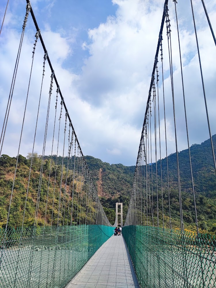 入口一帶吊橋與藍天山景