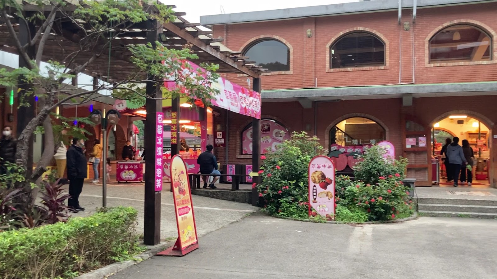 大湖草莓文化館建築外觀，草莓主題攤位林立