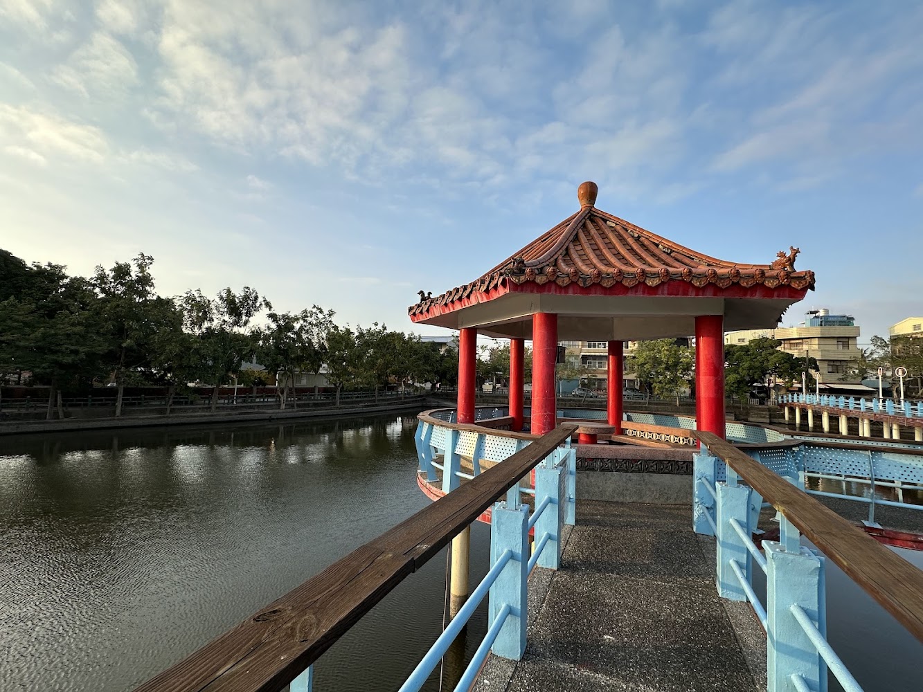 中林湖水上中式涼亭近景