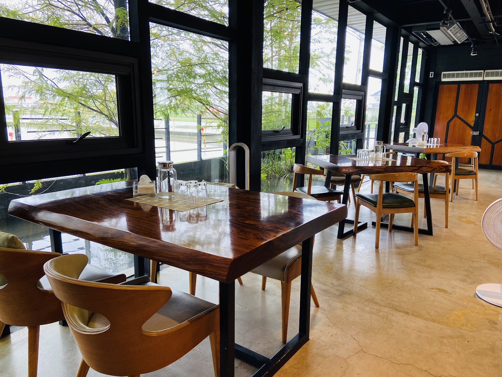 好味來宜蘭五結餐廳室內環境，落地窗採光充足，木質餐桌設計感十足