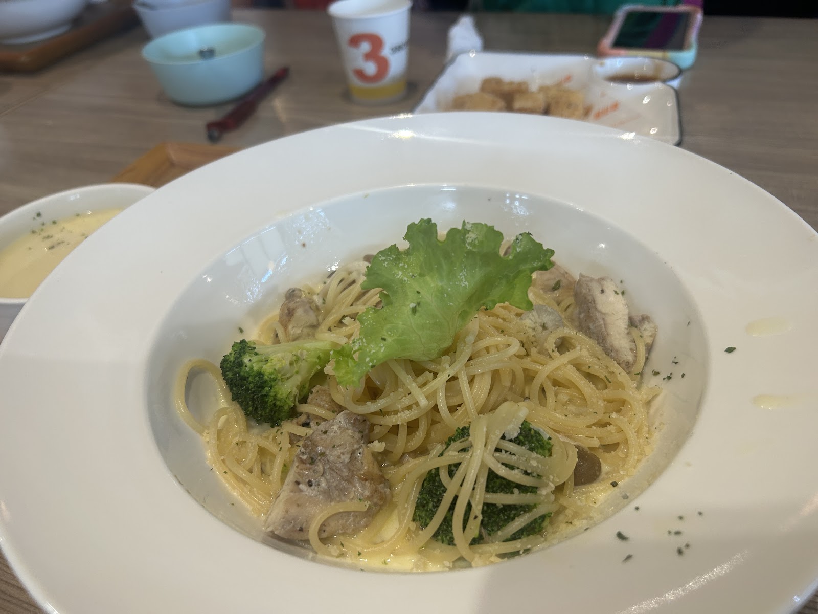 三皇三家高雄岡山店義大利直麵清炒蔬菜醬汁