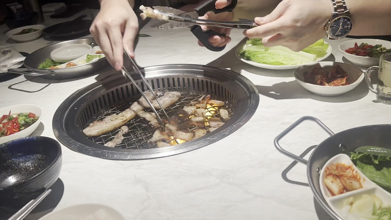 森森燒肉桌邊剪肉與燒烤服務