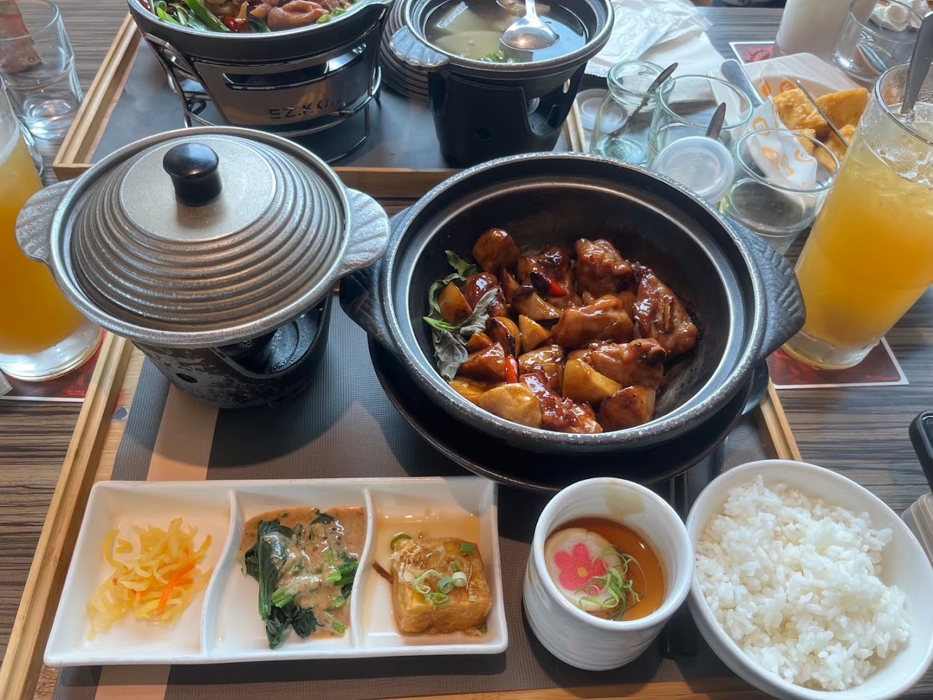日式套餐，包括三道小菜、白飯、蒸蛋、熱鍋燉菜與飲料