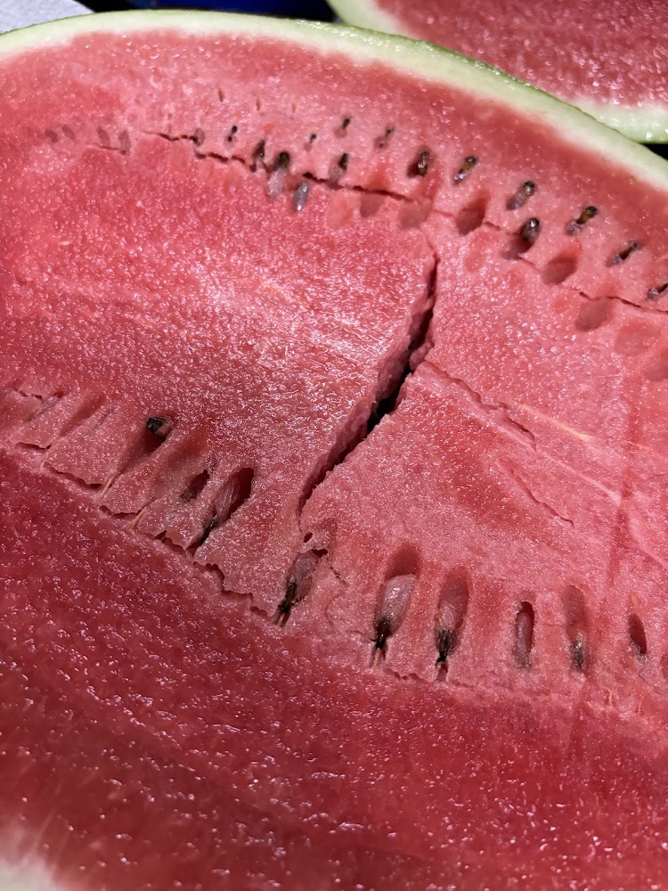 切開後果肉鮮紅的西瓜